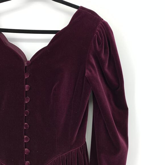 VTG Laura Ashley Long Sleeve Velvet Dress Apx Sz 6 Buttons Scalloped Neck Maroon - Picture 3 of 6